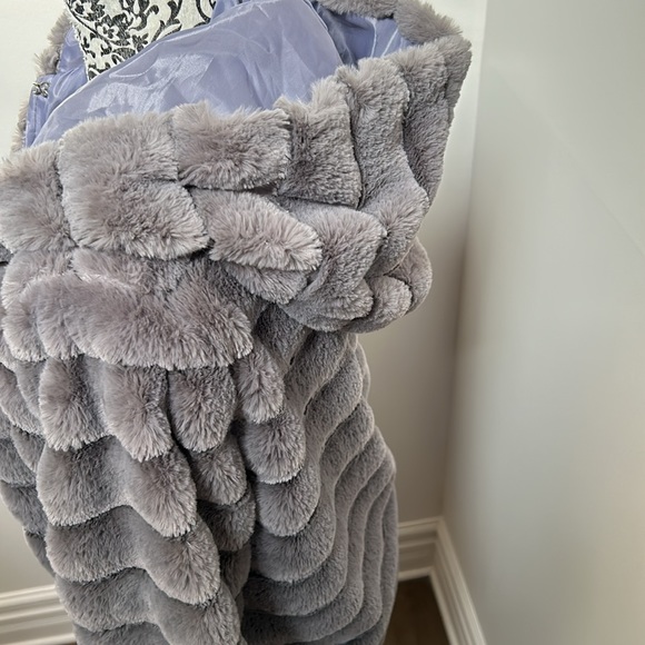 Faux fur Coat - Picture 3 of 6